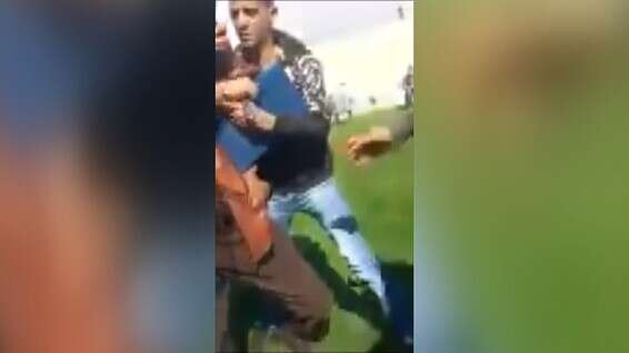 אנשים מחזיקים את הגנרל בוח'מאדה לאחר שהתמוטט, אתמול // צילום: מתוך יוטיוב